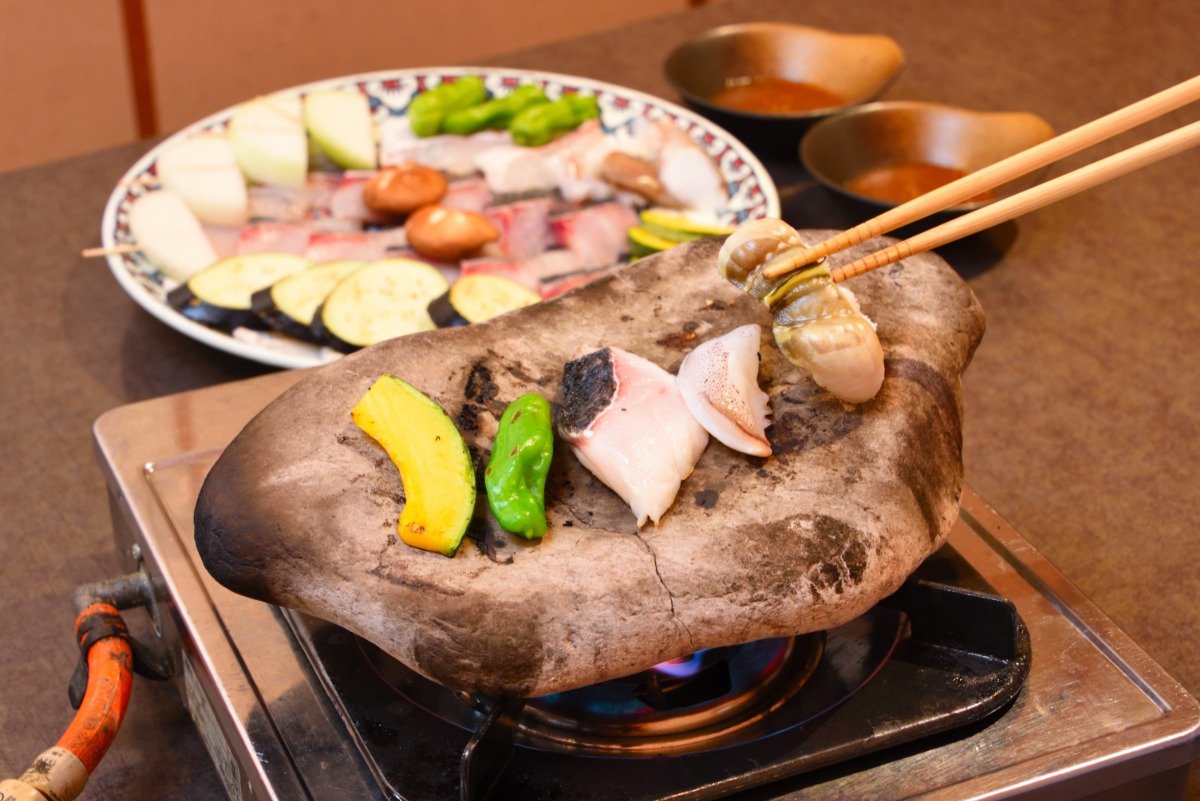 「対馬荒磯石焼」1人前2860円（写真は2人前）