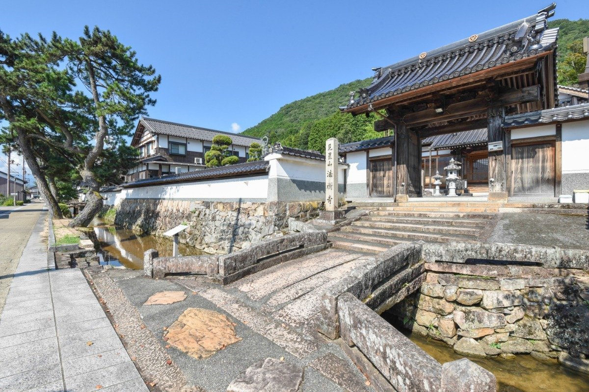 法樹寺は最後の城主である赤松広秀の居館跡を利用。外塀には鉄砲狭間が残ります