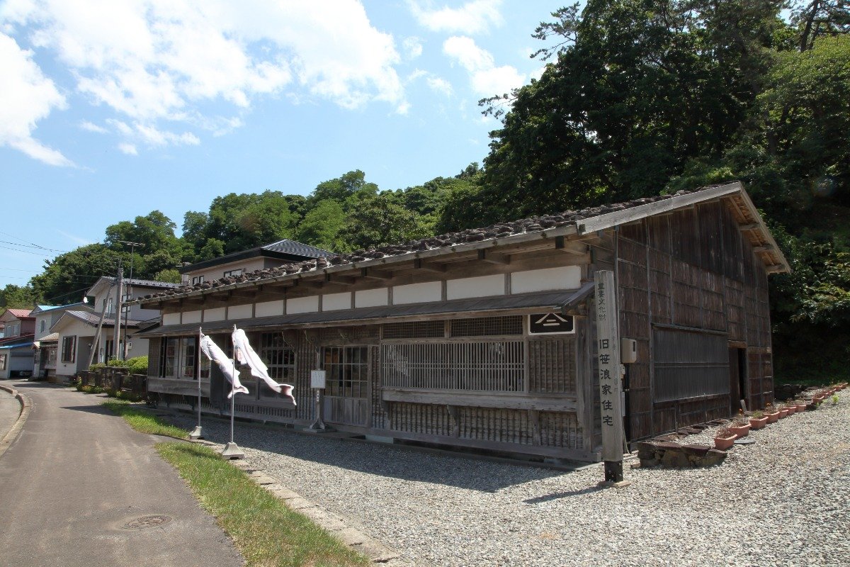 海沿いを走る国道に面して堂々と建つ主屋