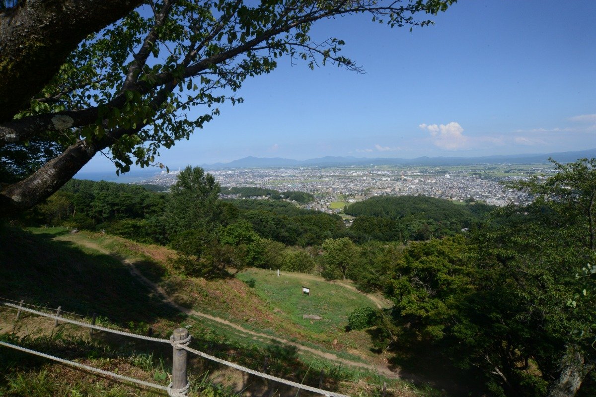 頸城平野を望む「天守台」。謙信も絶景を眺めたことでしょう