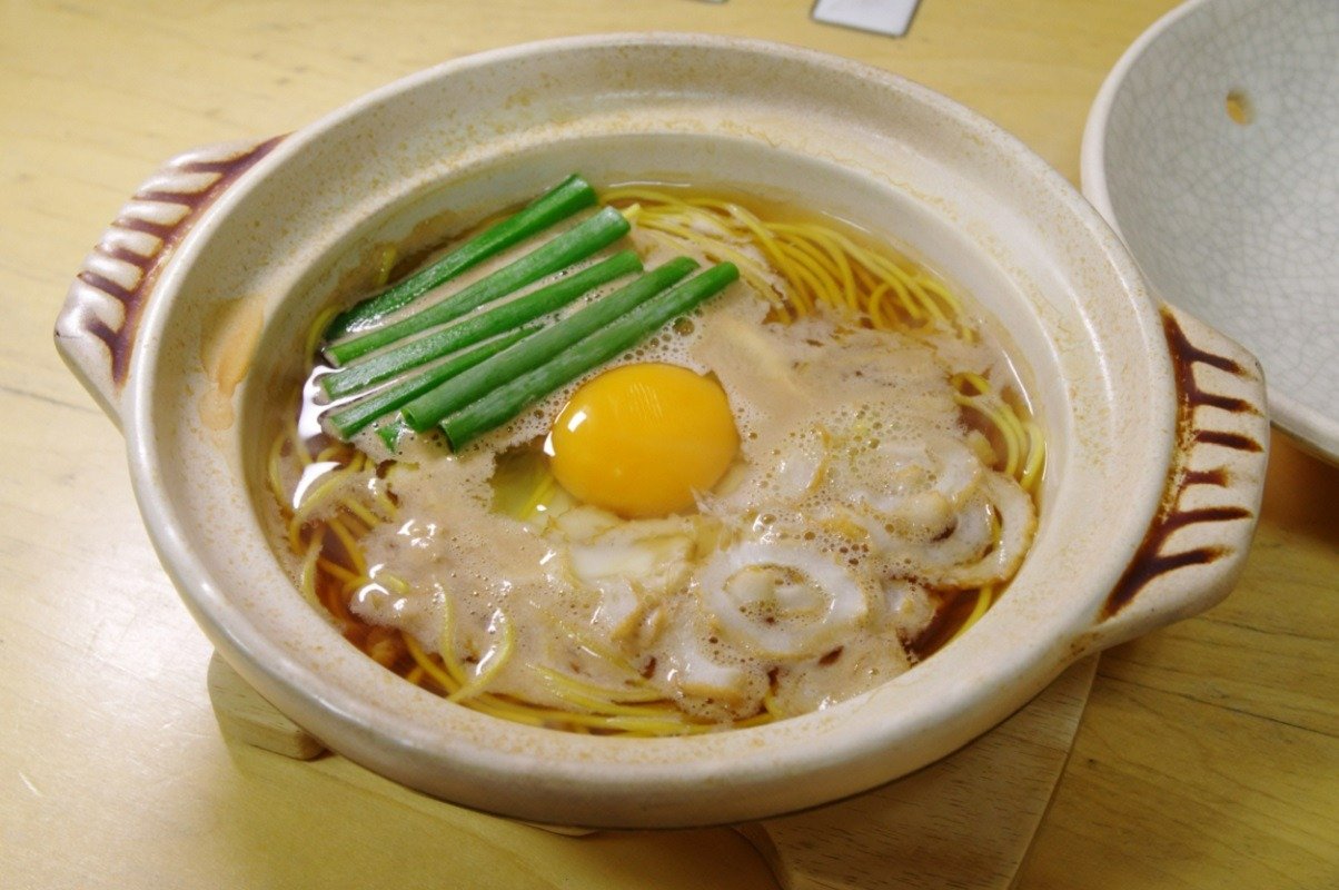 鍋焼きラーメンの「並」。麺が半玉なので、小食の人にもいいサイズ