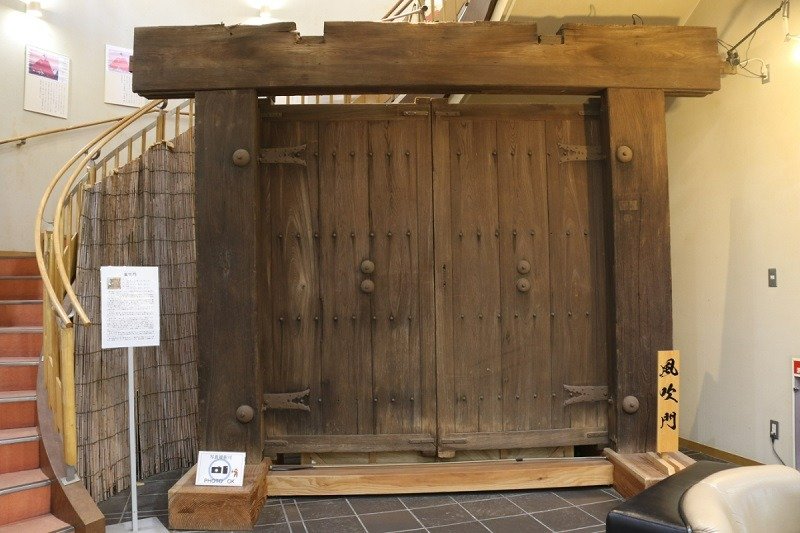 苗木城の唯一の建物遺構「風吹門」を展示
