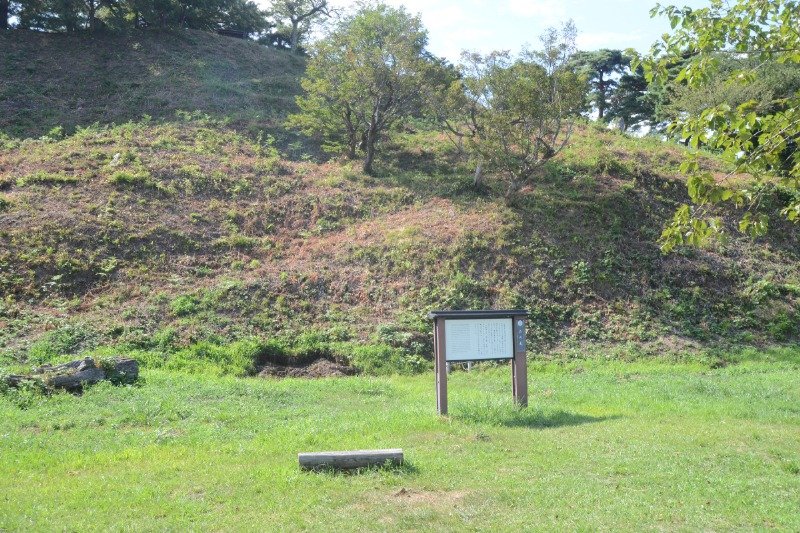 二の丸の斜面には本丸に続いていた道跡を見ることができます