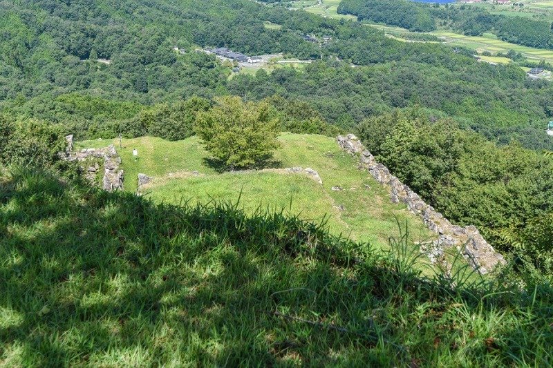 搦め手側を守ったと考えられる花屋敷。南北の鉄砲狭間付き石塁は全国的に珍しい構造