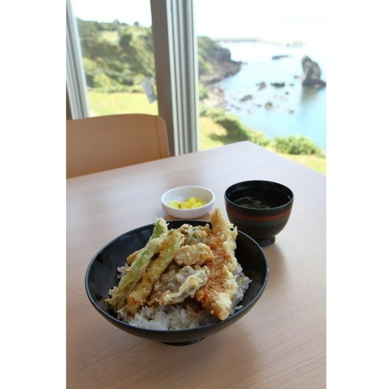 サクッと揚がった衣の歯ごたえも楽しい「てっくい天丼」