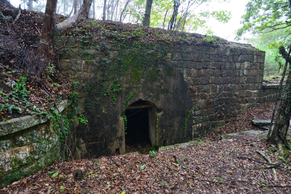 砲台跡近くにある砲側弾薬庫。湿気を防ぐため、内壁には漆喰が塗られているそうです