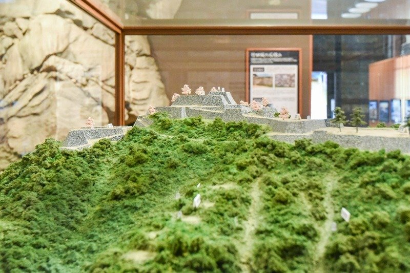竹田城跡鳥瞰模型。普段は見られない大堅堀や登り石垣なども再現されています
