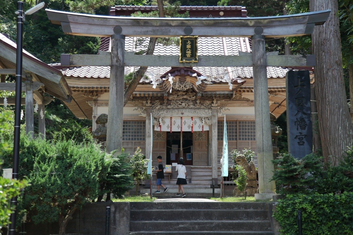 拝殿の内側に小さな本殿が安置されています