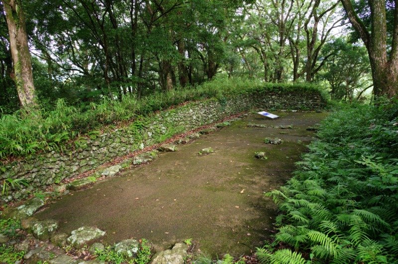 「三ノ段」では、礎石建物跡や土塁・石積みが発掘されました