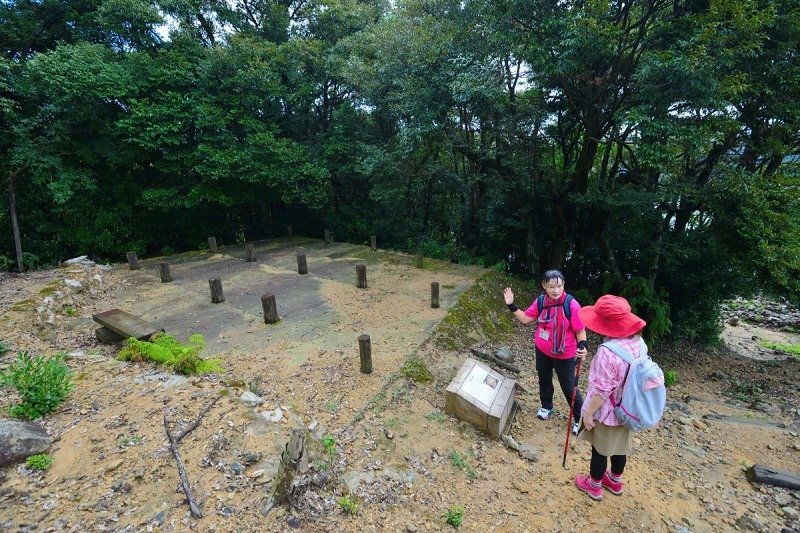 東南角石塁近くの掘立柱建物跡。防人の詰め所や見張り場として使われました