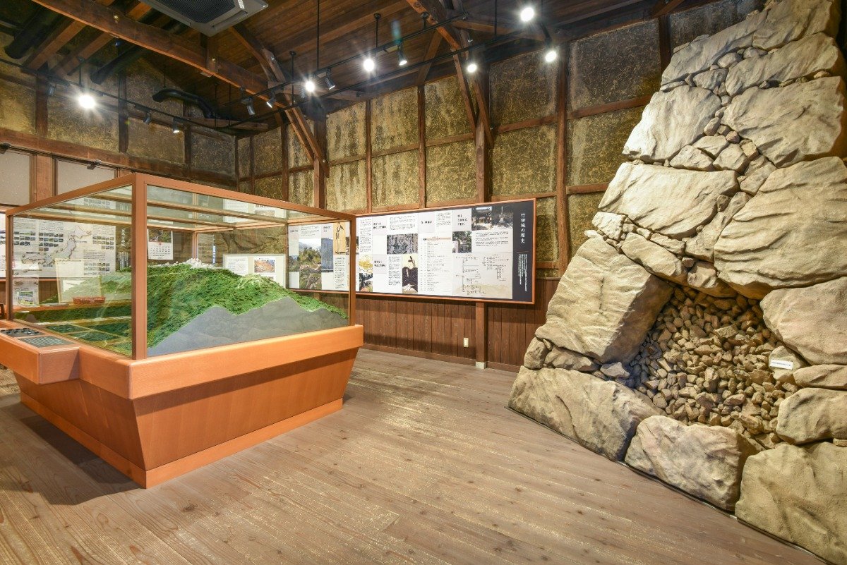 石垣の再現模型や城跡出土遺物などが見られる展示・情報コーナー