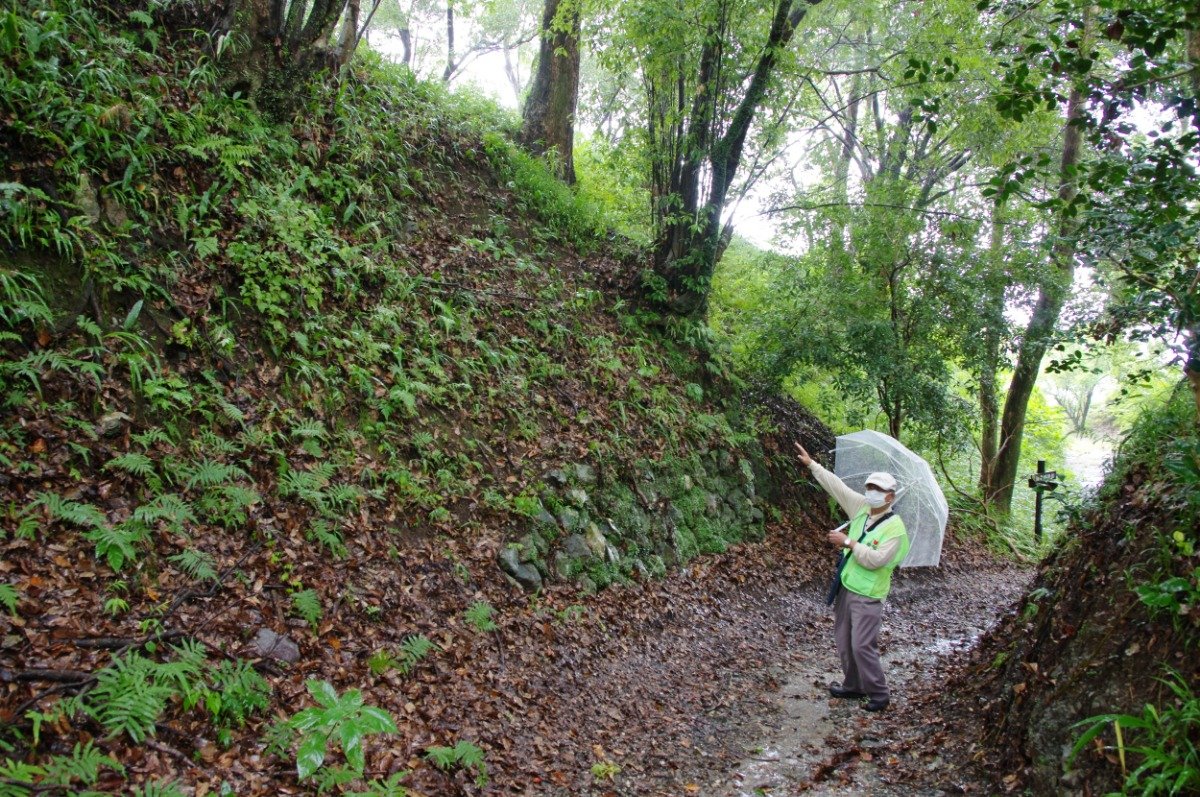 曲輪（くるわ）をつなぐクランク状狭路「虎口（こぐち）」