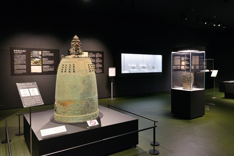 中世展示室。室町時代に制作された和韓混交鐘「梵鐘」は国の重要文化財