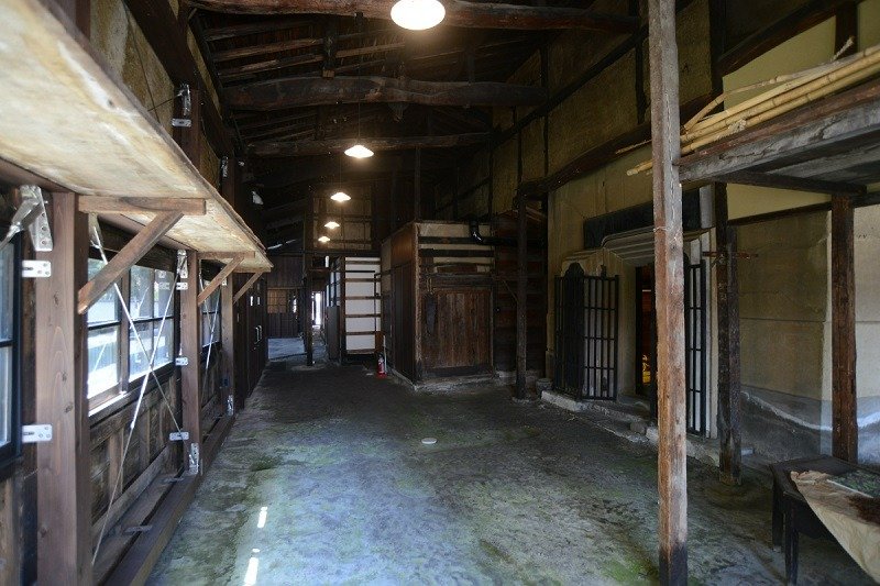 高田を代表する町家造りの旧今井染物屋は無料で内部公開しています