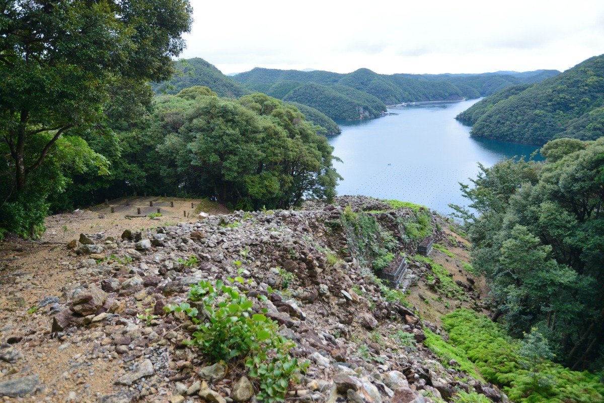 登山道から見下ろした東南角石塁