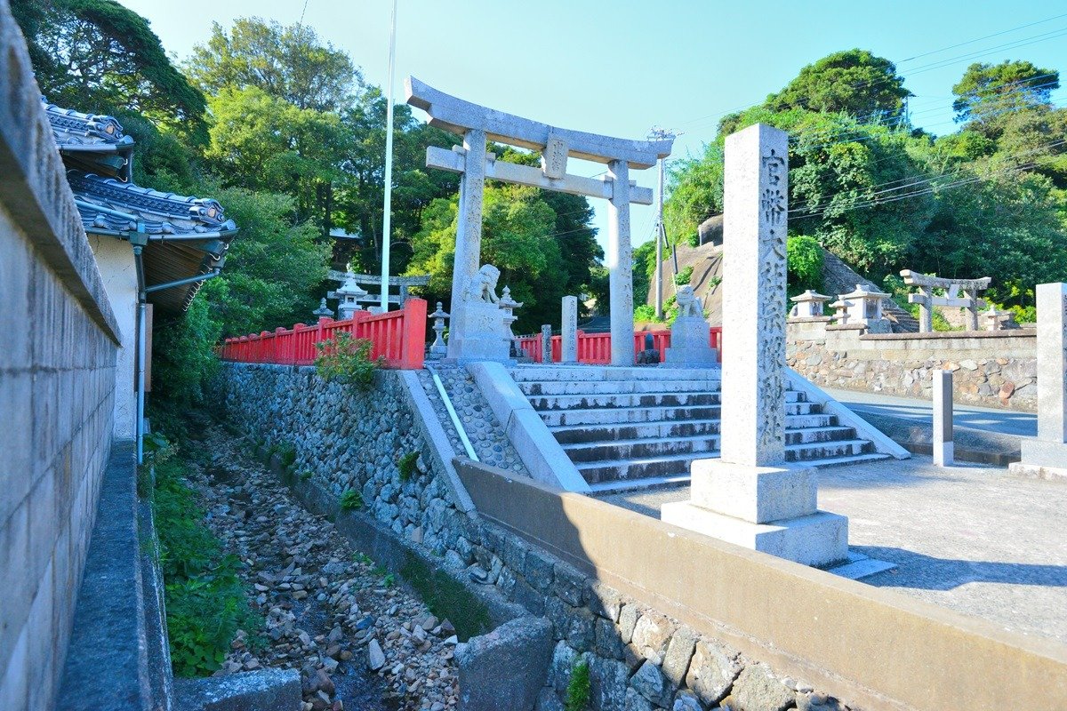 鳥居の横には御嶽山（みたけさん）を源とする天の川が流れています