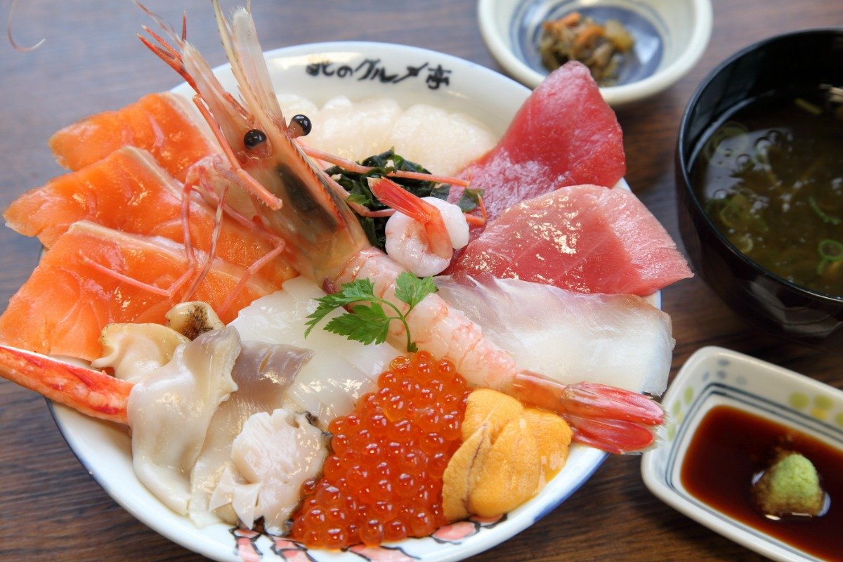 15種類の魚介がたっぷり載った海鮮丼3270円