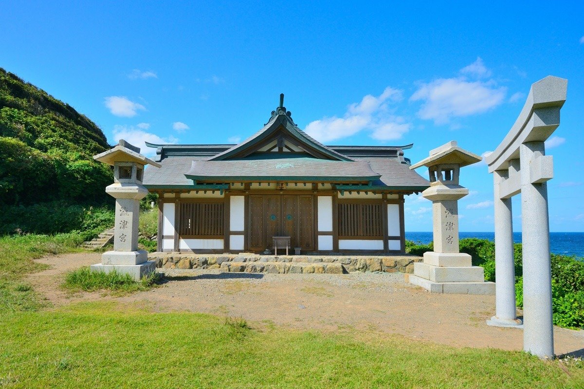 沖ノ島の方角を向いて立つ社殿