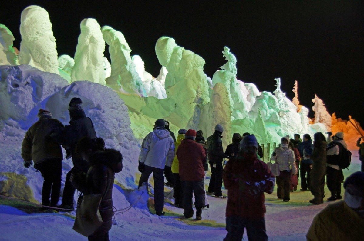 夜間樹氷ライトアップの様子（写真／蔵王ロープウェイ）