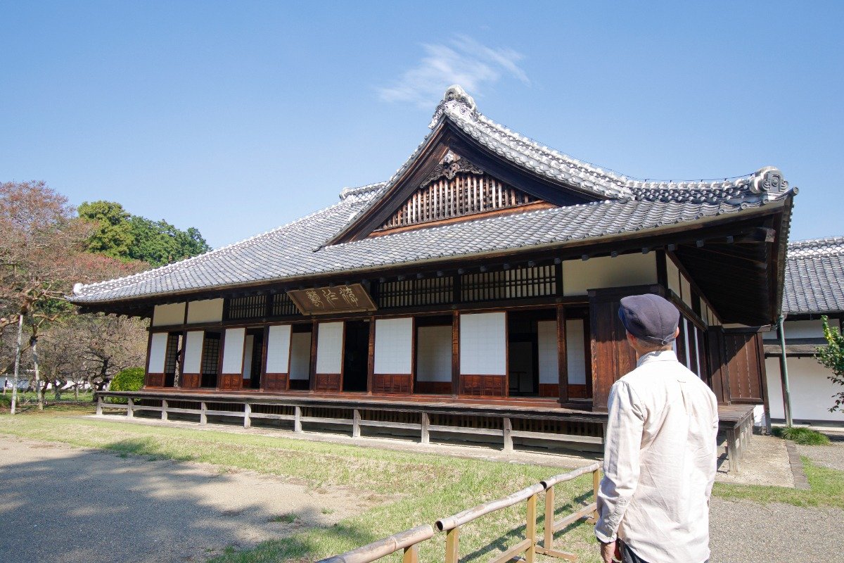 他藩士との試合も行なわれたという対試場と弘道館の建物（正庁）