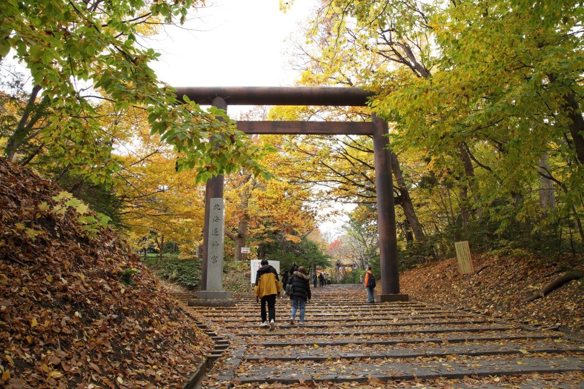 鳥居をくぐって北海道神宮の境内へ