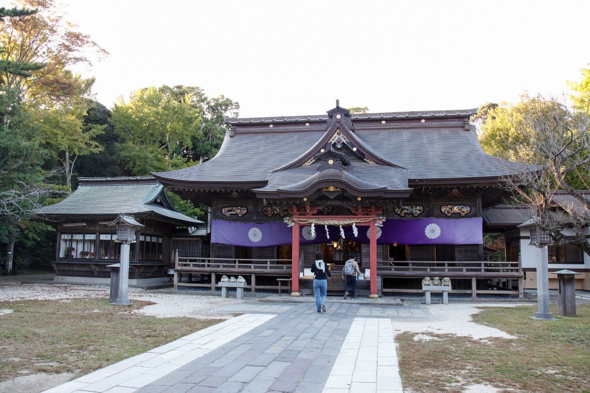 赤い柱が目を引く拝殿。ここにも美しい透かし彫りがあります