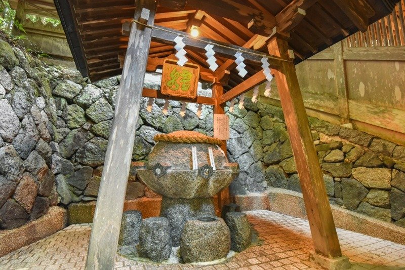 狭井神社の脇にある薬井戸。三輪山を水源とする御神水（ごこうずい）が飲めます