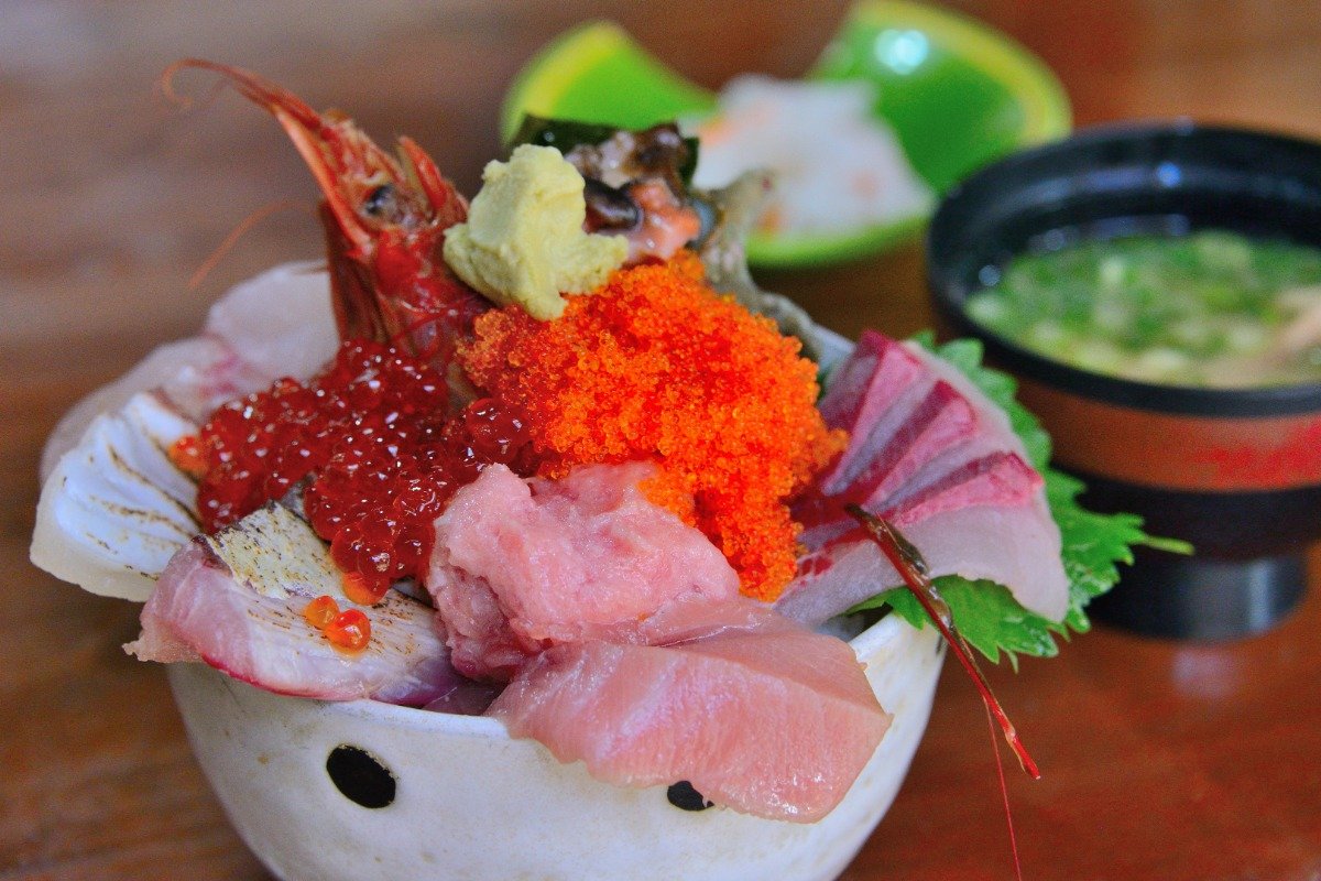 「特別海鮮丼」2500円（小鉢、味噌汁付き）