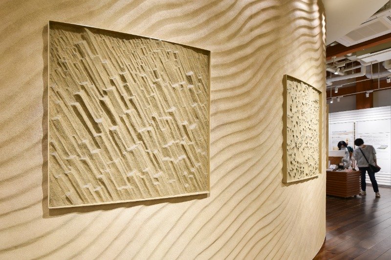 ドームシアターの壁に砂丘の風紋などを再現