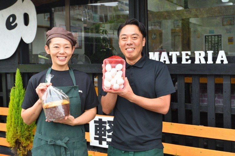 店主の前川慎一さん・裕子さん夫婦