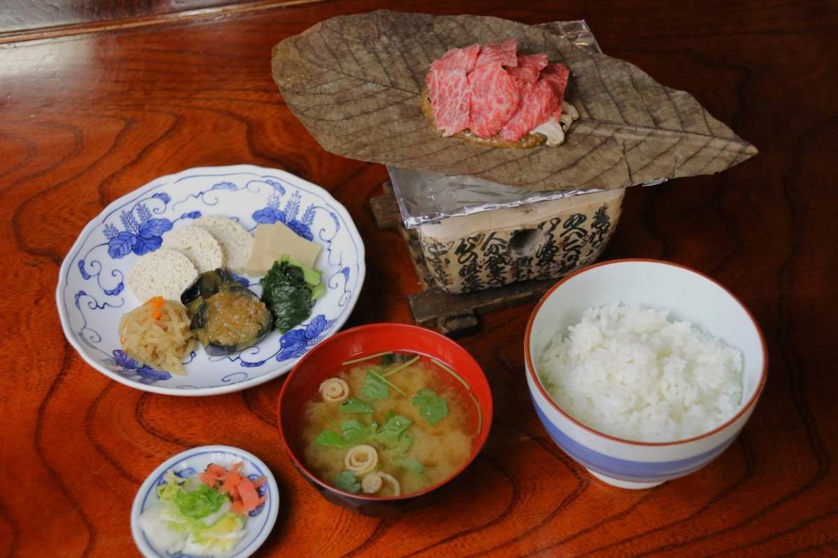 「飛騨牛入 朴葉味噌定食」2400円。煮物が絶品