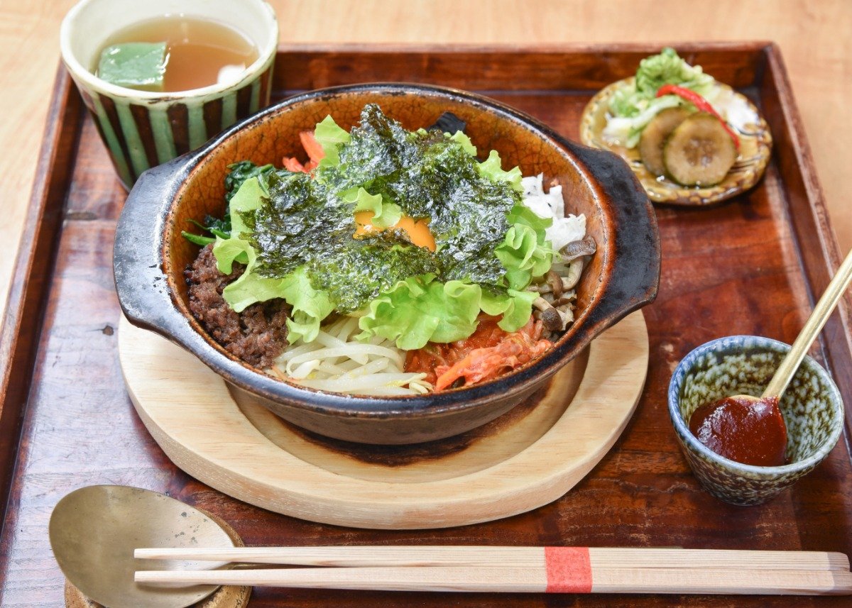 おこげもおいしい「土鍋焼ビビンパ」1300円