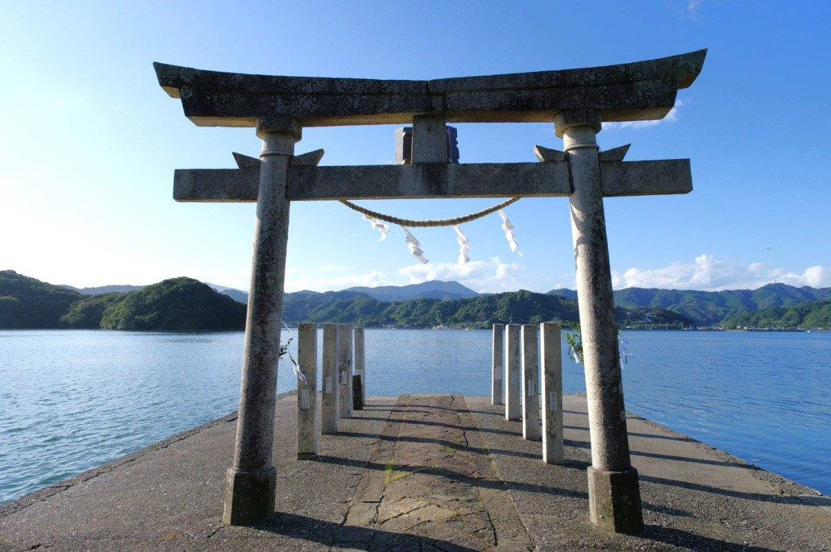 浦ノ内湾を望む鳴無神社の鳥居