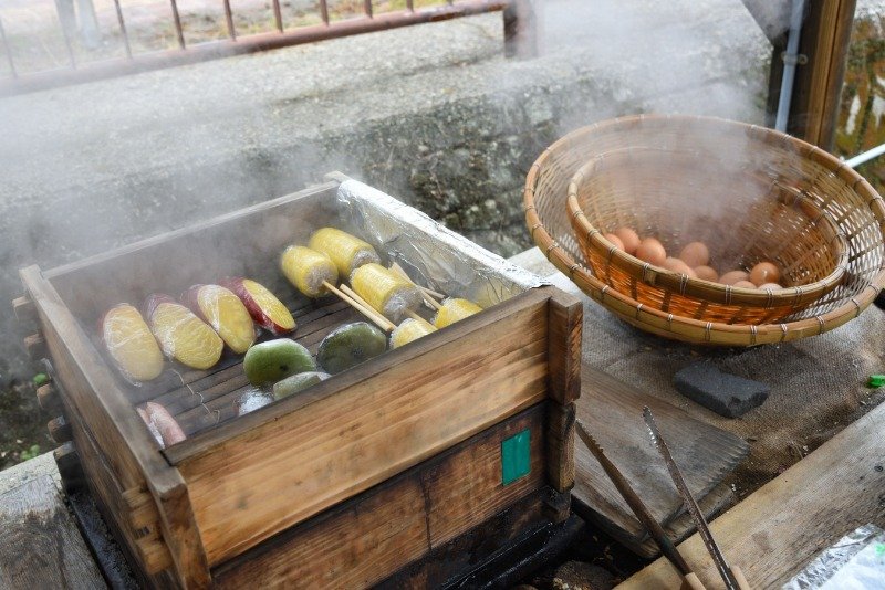 温泉の蒸気で蒸した野菜やおやつを販売