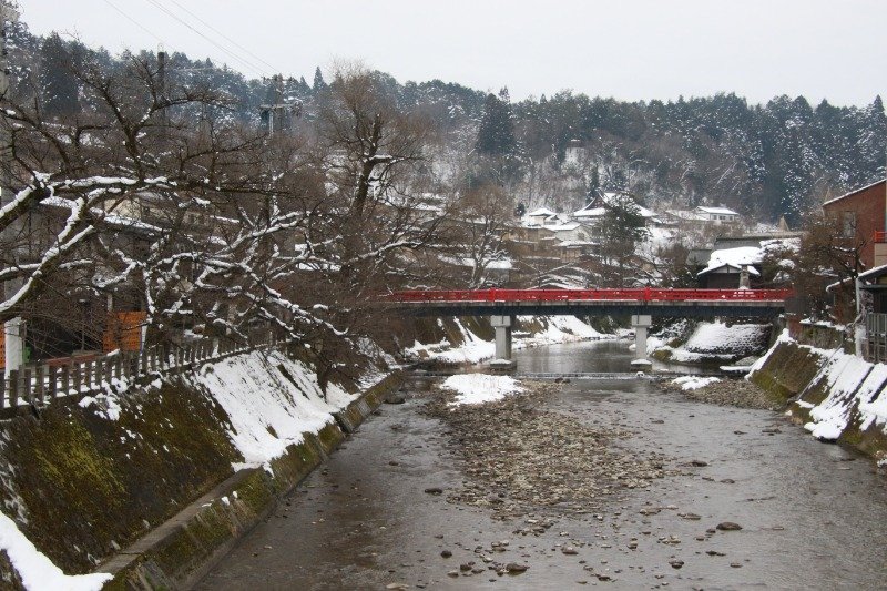 町のそばを流れる宮川。奥に見えるのは中橋