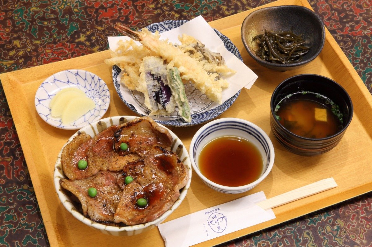 豚丼（4枚）と天ぷら1980円。豚丼単品は4枚1100円、6枚1580円
