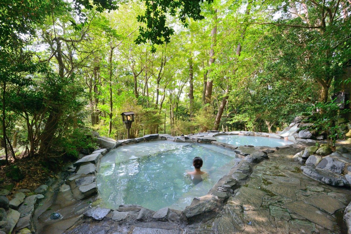 野趣溢れる貸し切り露天風呂「赤松の湯」