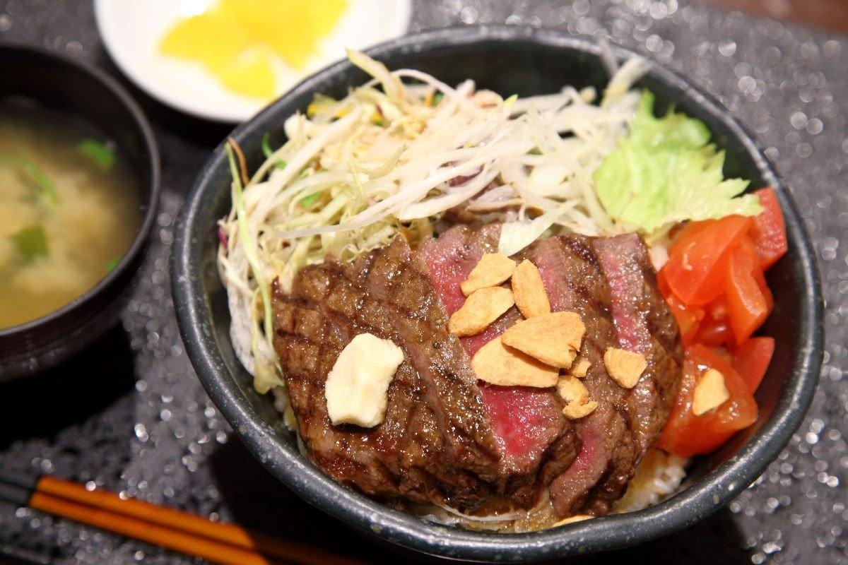 「和牛ステーキ丼」1800円（味噌汁、香の物付き）