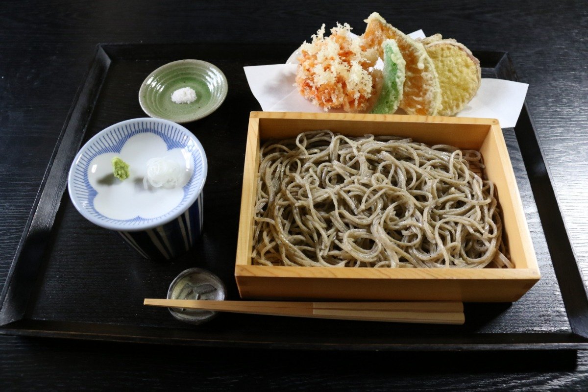 「桜えびの小かきあげ野菜天とせいろ」1830円