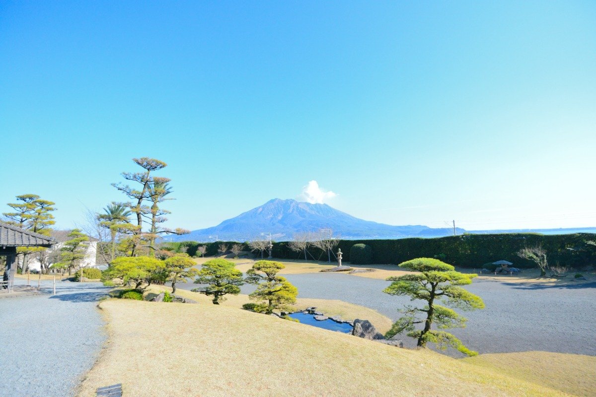 白い噴煙を上げる桜島を目の前に一望
