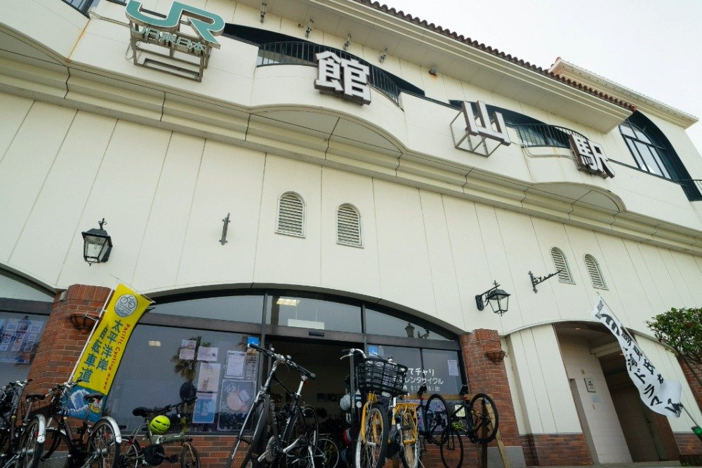 館山駅西口併設の観光案内所とレンタサイクル「たてチャリ」