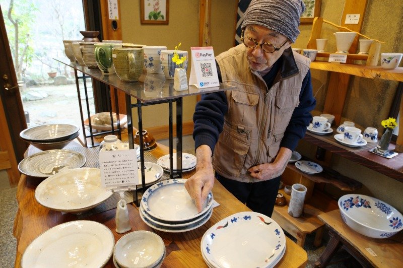 風山舎のギャラリーで作品を紹介する渡部さん