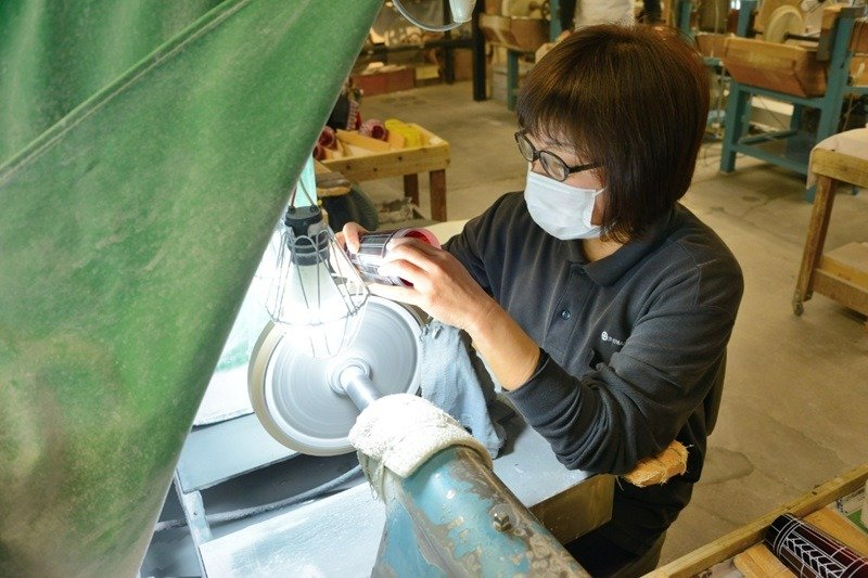 精緻なカットを施す薩摩切子職人の山口範子さん