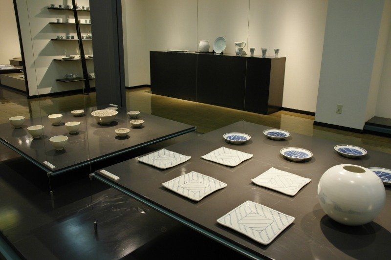 現代的な趣の砥部焼の展示スペース