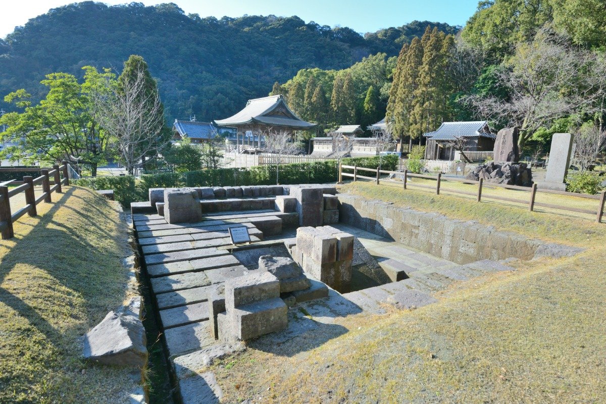 堅固な石組みが現存する反射炉跡