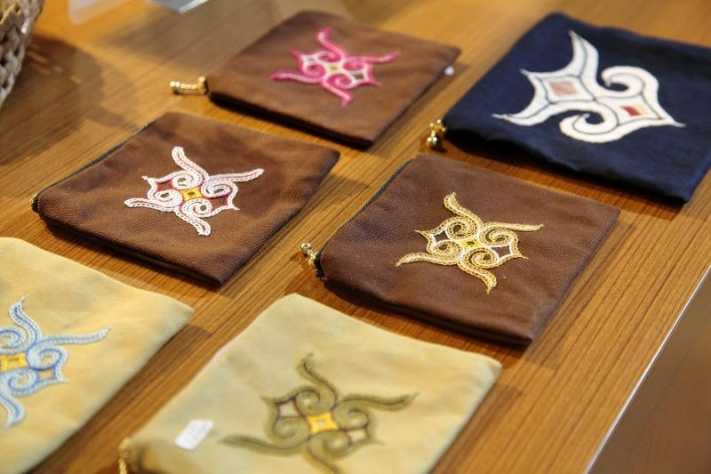 刺繍入りコースターは1500円前後〜