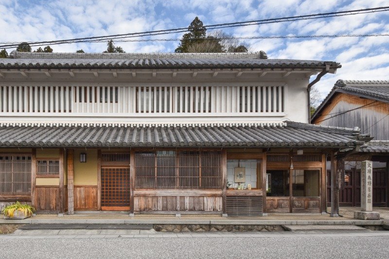 創業約450年の「森野吉野葛本舗」。その裏山に薬草園が広がります