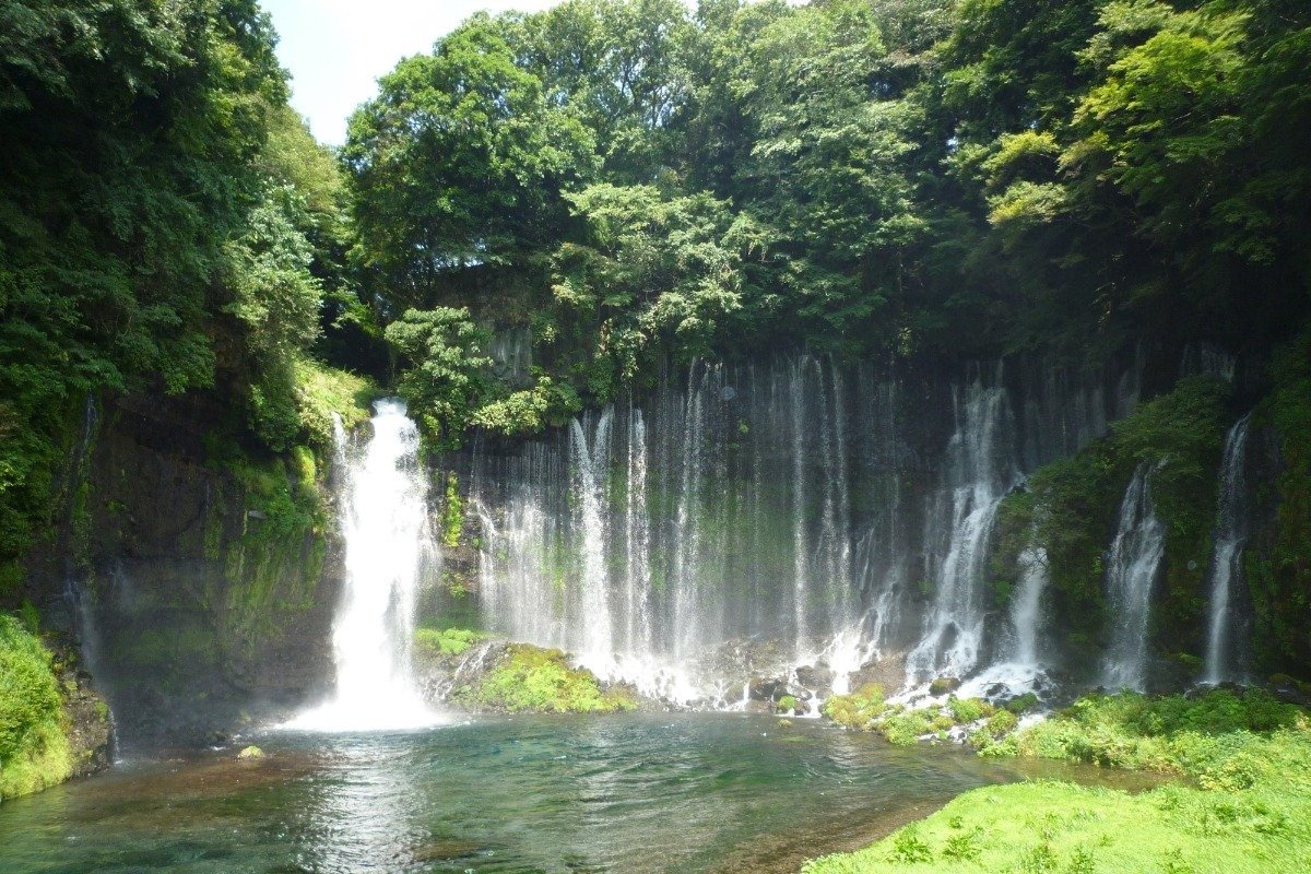 澄んだ滝壺のそばから眺める滝はみごと