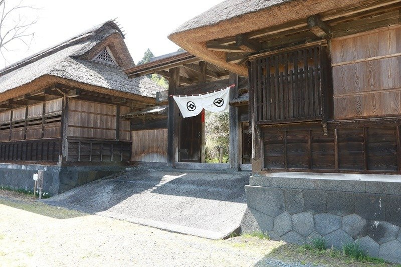 歴史を感じさせる「井出館」の門と長屋