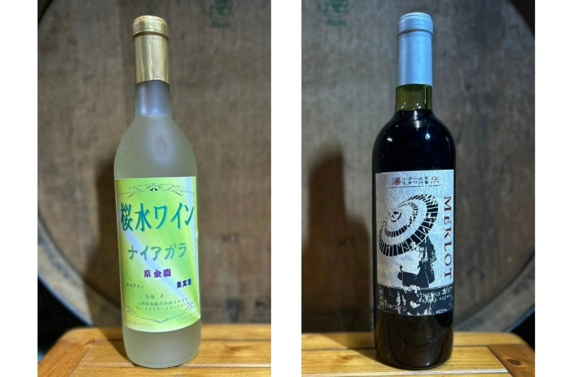 「桜水ワイン」（左）。メルロー種のブドウ100パーセントで造る「メルロー」（右）2805円は、まろやかでふくよかな味わい